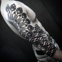Tatuaje en el brazo, ornamento floral extraordinario en color negro