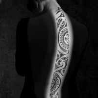 Tatuaje en la espalda, patrón tribal exclusivo, tinta negra