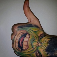 Übliches Design farbiges Hulks Gesicht Tattoo an der Hand
