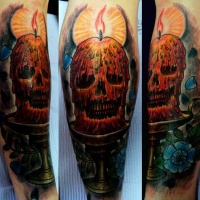 Üblicher im illustrativen Stil gruselig aussehender menschlicher Schädel mit Kerze und Blume Tattoo am Arm