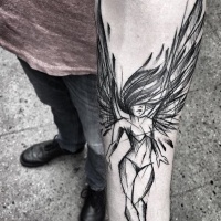 Desenho de tatuagem de anjo de tinta preta habitual pintado por Inez Janiak no antebraço