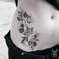 Estilo de blackwork habitual procurando pintado por Zihwa tatuagem de rosas bonitos