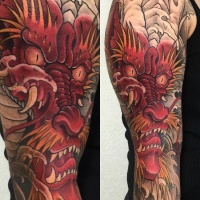 Tatuaje en el brazo, dragón asiático de colores rojo y blanco