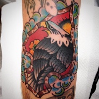 Tatuaje en el brazo, águila en la arma antigua, estilo old school multicolor