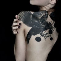Tatuaje en el hombro,
cuervo hermoso volando, tinta negra