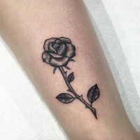 Üblich gemaltes schwarzes kleines Tattoo mit Rose Blume