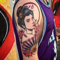 Tatuaje en el brazo,
geisha bonita con abanico y flores