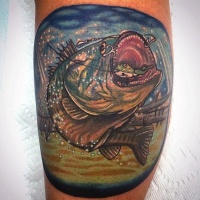 usuale stile colorato piccolo pesce carpa agganciato tatuaggio su gamba