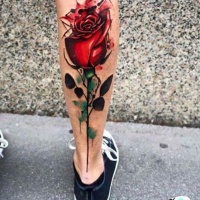 Tatuaje en la pierna,
rosa romántica elegante