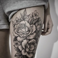 Usual style painted big black and white roses tattoo on thigh