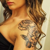 Usual style painted black and white big roses tattoo on shoulder