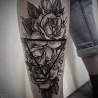 insolito stile dipinto inchiostro nero fiori con triangolo tatuaggio su gamba