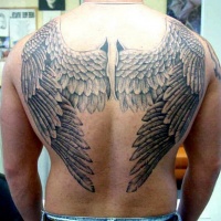 solito stile dipinto nero e bianco massiccio ali tatuaggio su schiena
