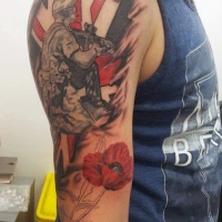 Tatuaje en el brazo, soldado intrépido con bandera de Inglaterra y amapola
