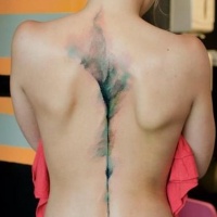 Übliches Aquarell abstraktes Tattoo am Rücken