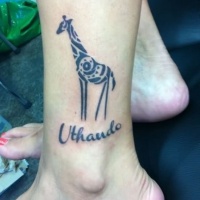 Tatuaje en el tobillo, 
jirafa ornamentada con nombre
