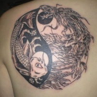 Tatuaje en el hombro, yin yang con peces