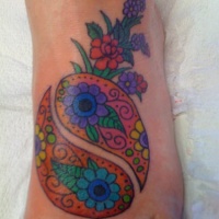 Tatuaggio colorato i fiori in stile Yin-Yang