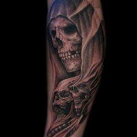 Verschiedener mystischer schwarzer Schädel Tattoo am Arm