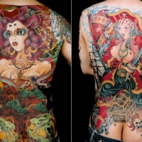 Tatuaje en la espalda completa,
mujer pirata grande, diseño multicolor