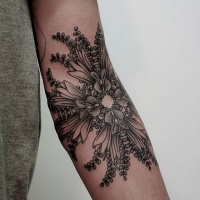 molto bello fiore nero e bianco tatuaggio su braccio