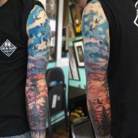 molto bello colorato foreste con uccelli  tatuaggio avambraccio