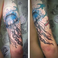 realistica bellissima colorata medusa marina tatuaggio su braccio
