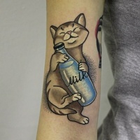 Tatuagem de braço colorido muito bonita de gato com leite
