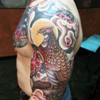 Sehr schöner mehrfarbiger Adler mit Blumen Tattoo an Ärmel und Brust
