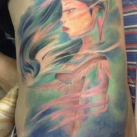 Sehr schön gemalte und asiatische Frau farbiges Tattoo an der Seite
