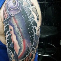 bellissimo dipinto colorato grande pesce tatuaggio a mezza manica