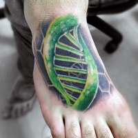 Sehr schön gemalte und farbige kleine DNS Tattoo am Fuß
