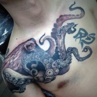 Impresionante tatuaje con pulpo grande en el pecho
