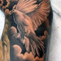 Tatuaje de paloma blanca hermosa en la pierna