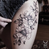 Estilo blackwork muito grande pintado tatuagem de coxa de grandes flores e folhas