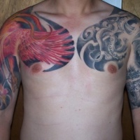 Tatuaje en el pecho y brazos, estilo chino