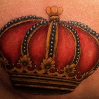 molto bella corona in colore rosso dorato tatuaggio
