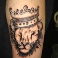 leone davvero bello con corona tatuaggio