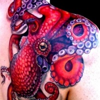 Tatuaje en el hombro,
pulpo impresionante grande de color brillante