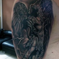 Tatuaje negro blanco en el brazo, ángel guerrero antiguo 3D con relámpagos