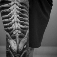 Sehr detaillierte coole schwarze und weiße Wirbelsäule Knochen Tattoo am Bein