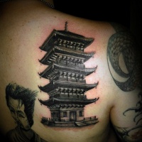 Sehr detailliert aussehendes schwarzes und weißes Tattoo am Rücken mit asiatischem Tempel