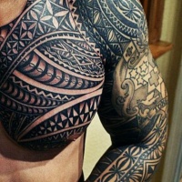 Sehr detailliertes massives schwarzweißes polynesisches Tattoo auf Ärmel und Brust