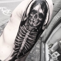 Sehr detailliertes realistisch aussehendes gruseliges menschliches Skelett Tattoo am Unterarm