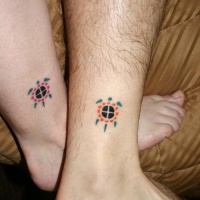 molto carino doppie piccoli tartarughe colorate tatuaggio su caviglia