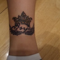 Tatuaje en la pierna,
 corona con alas y palabra
