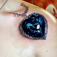 molto realistico 3D collana diamante blu a forma di cuore tatuaggio su spalla