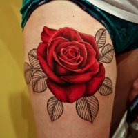 Sehr realistische bunte und detaillierte große Rose Tattoo am Oberschenkel
