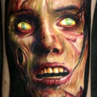 molto realistico colorato raccapricciante faccia mostro tatuaggio su braccio