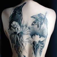 molto realistico bianco e nero corvi su fiori selvatiche tatuaggio pieno di schiena